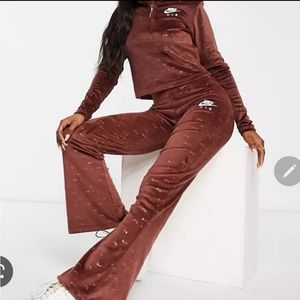 WOMENS NIKE AIR VELOUR MID-RISE PANTS